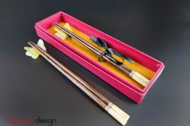 Set of 2 pairs of round rosewood chopsticks with snail shells with chopstick holders